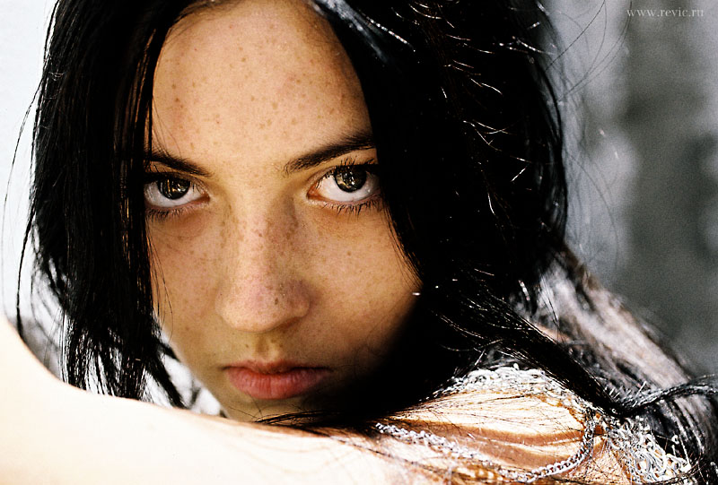 Sunny | woman, nature, brunette, freckles