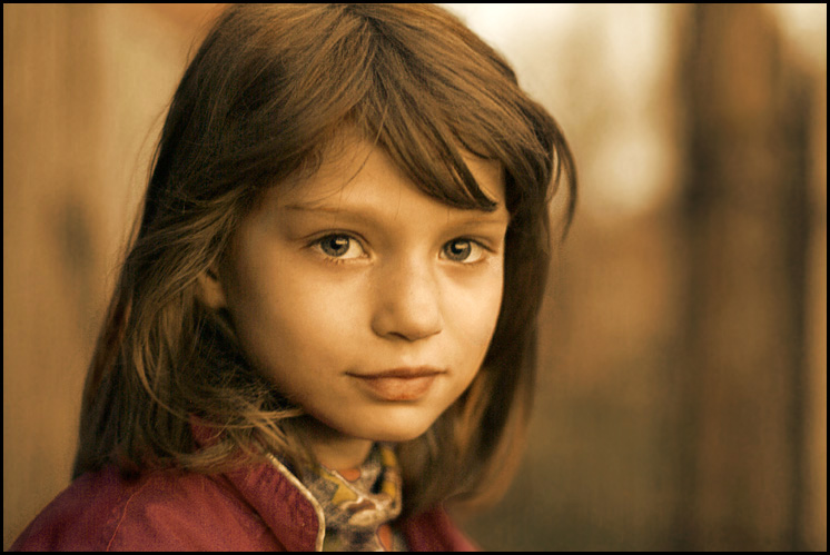 Girl from the outskirts | nature, desaturation, child