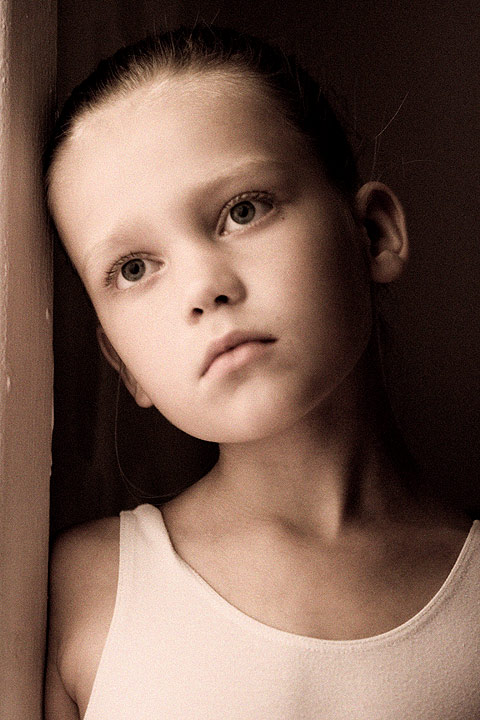 Waiting | child, emotion, sepia