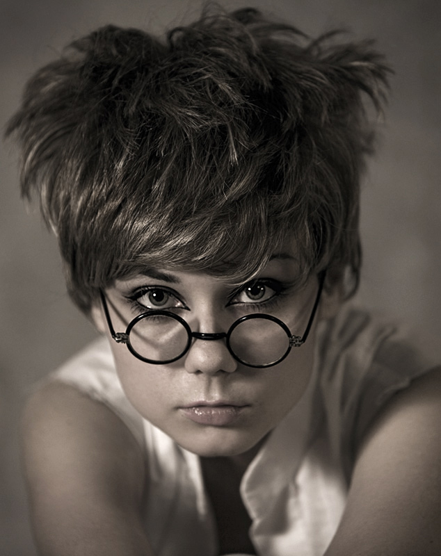 Sweet smart imp | woman, desaturation, glasses