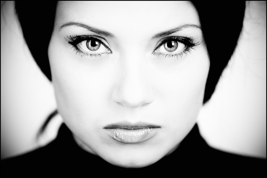 Eyes | high key, black and white, woman
