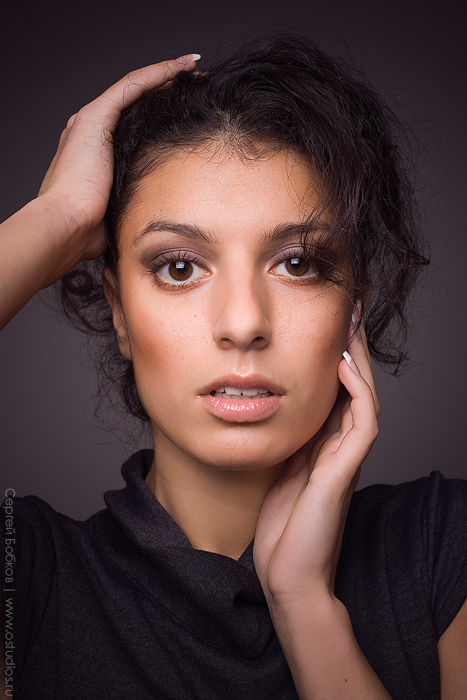 Sue | curls, brunette, woman, hand