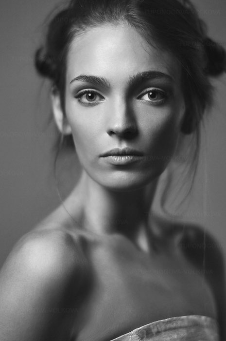 Anna | woman, black and white, low key, shoulder