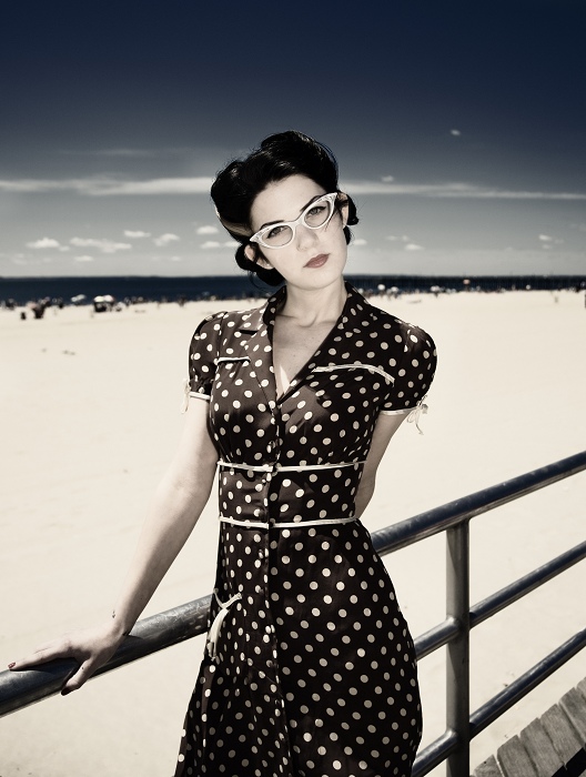 Scarlet | desaturation, nature, brunette, woman, glasses