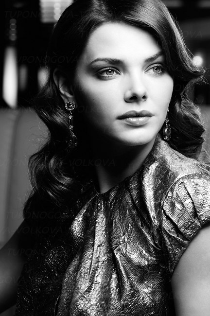 Liza | woman, black and white, brunette, curls