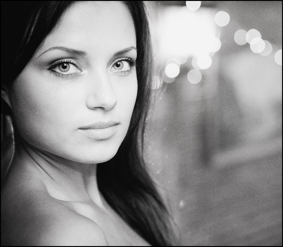 City lights | woman, black and white, brunette