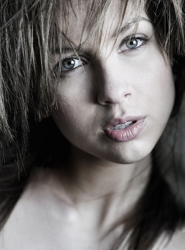 Viola | woman, blonde, desaturation
