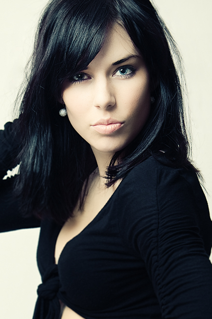 Diamonds on black | woman, brunette