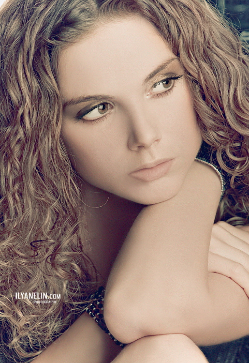 Golden woman | half-turn, rendering, hands, curls
