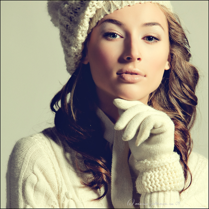 Vika's portrait | curls, gloves, hat