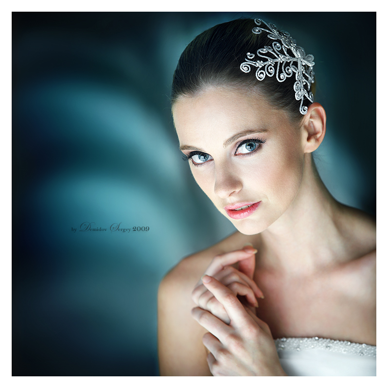 Bride | brunette, blue eyes, hands, bride