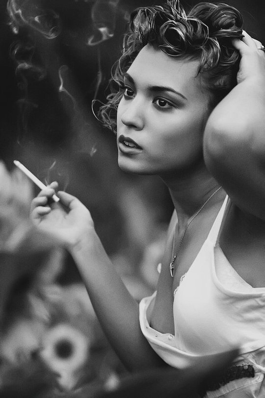 Talk over a cigarette | smoke, cigarette, black and white