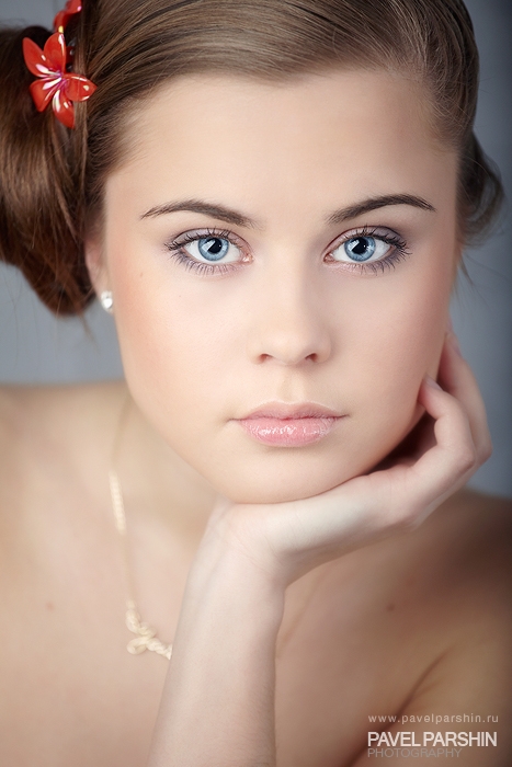 Clear air | blue eyes, close-up, hand