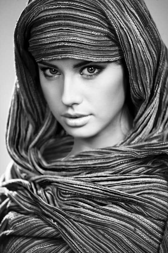 Woman of the desert | scarf, black and white