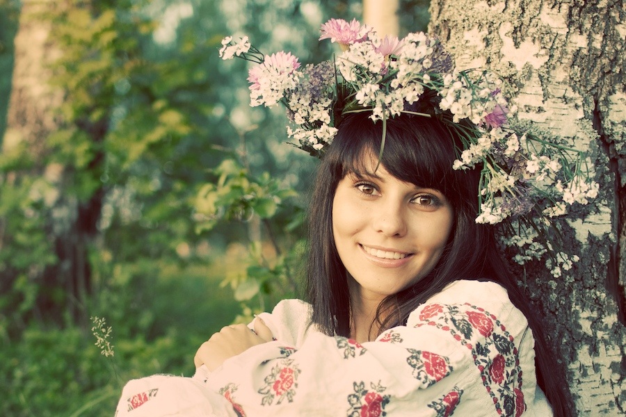 Flower chain | brunette, nature, flower