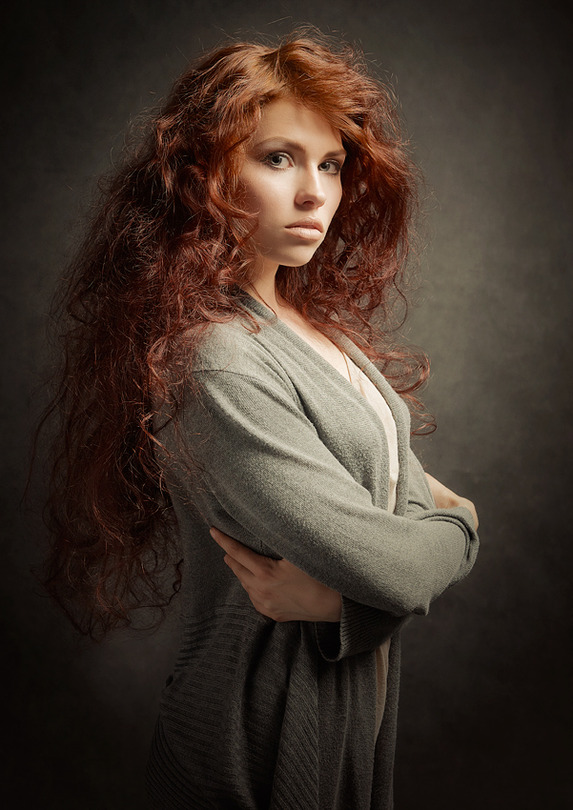 A simple portrait | long hair, curls, half-turn, redhead