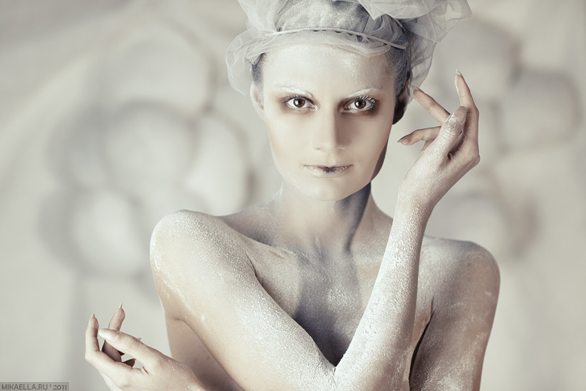 White queen | woman, fingers, hat