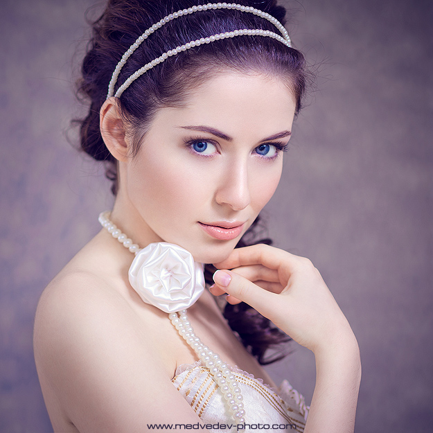 In pearls | brunette, blue eyes, fingers, half-turn, pearl