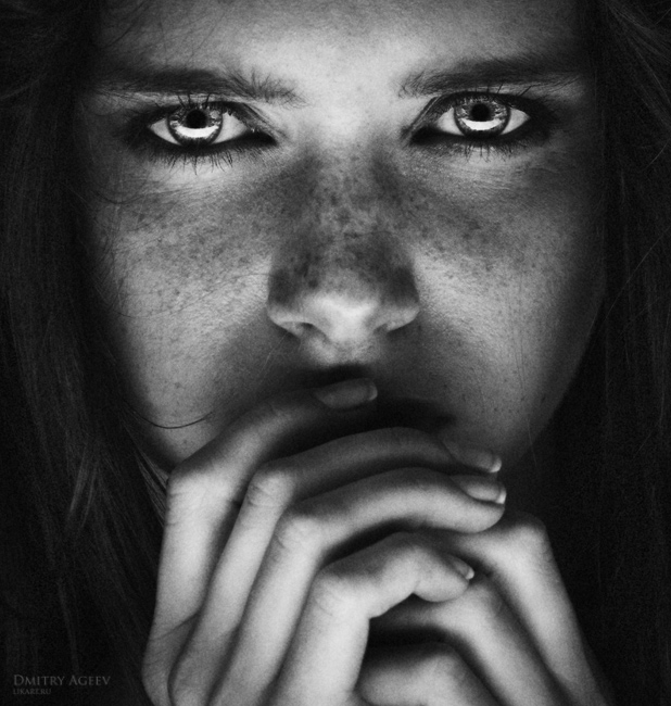 A look through | freckles, close-up, low key, fingers, hands, black and white