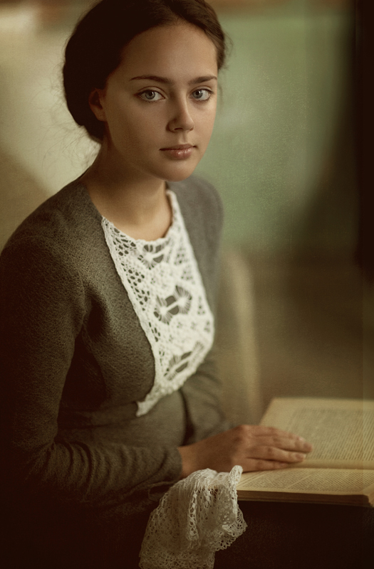 Classic portrait | fingers, hairstyle, book