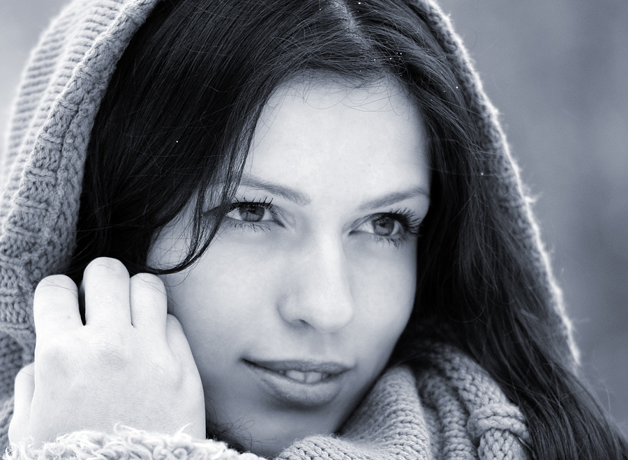 Winter portrait | brunette, woman, close-up, black and white, winter