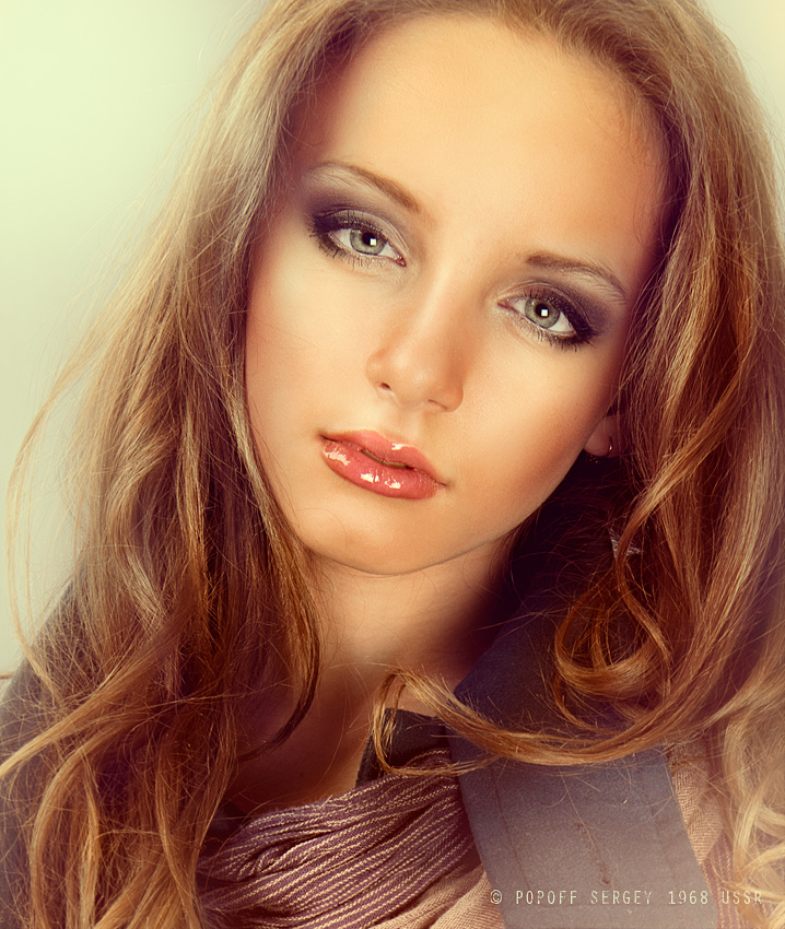 Glamour portrait | hairstyle, scarf, lips