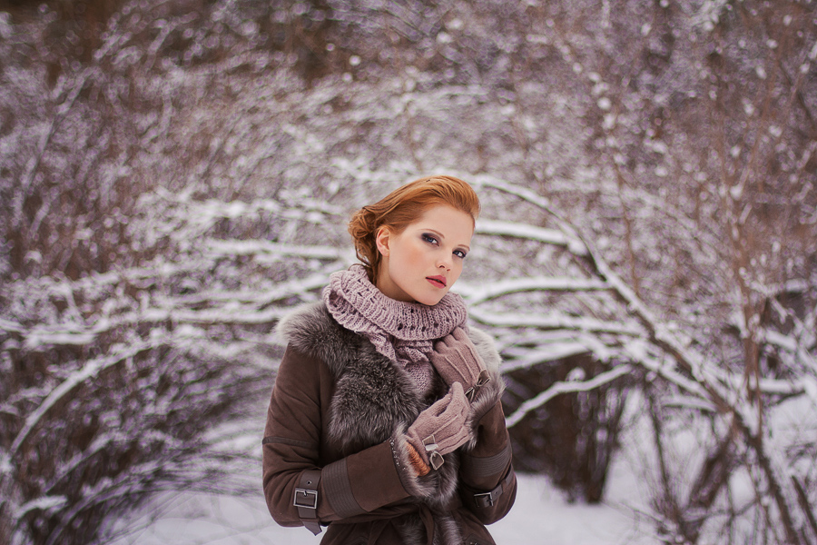 Winter mood | stare, gloves, half-turn, redhead, snow