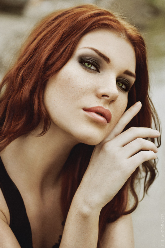 Redhead | redhead, girl, pink lips, enviromental portrait