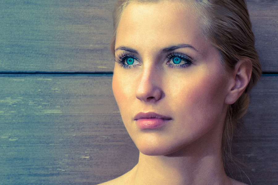 Blue, blue eyes | blue eyes, pretty girl, wooden fence, pink lipstick