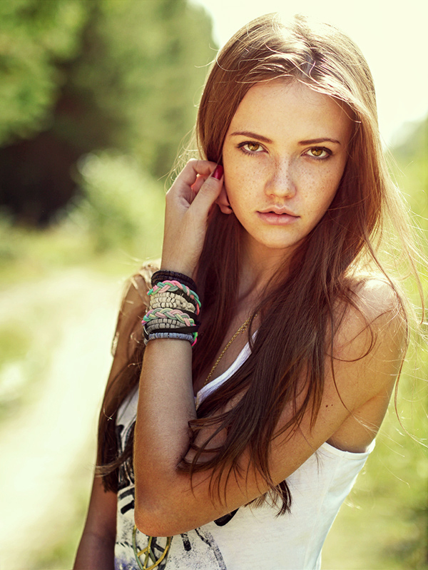 Enviromental portriat of a teenager | teenager, enviromental portrait, sad girl, nature