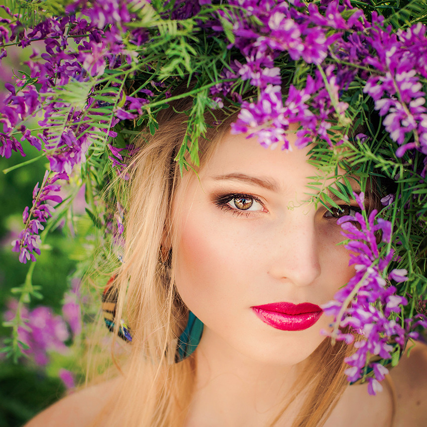 Make-up mater | red lipstick, suntan, lilac flower