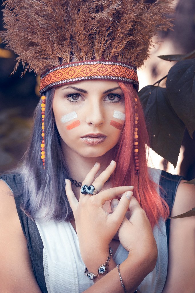 Indian girl | indian girl, war paint, feather hat, crossed hands