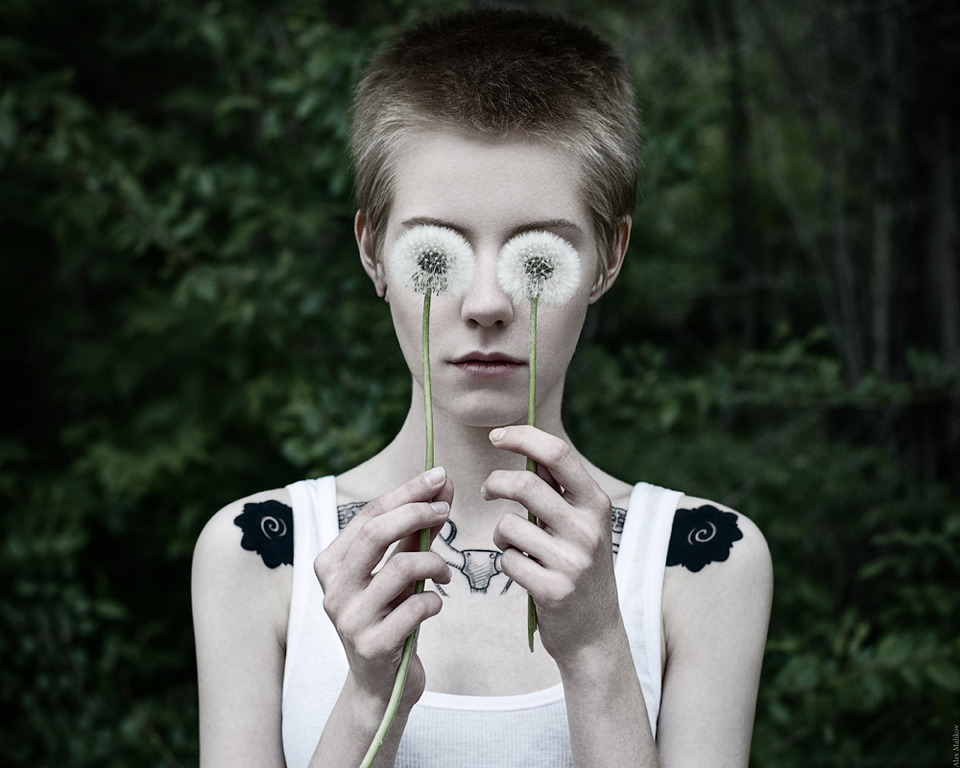 Dandelionn eyes | dandelion, tattooed girl, white skin, park