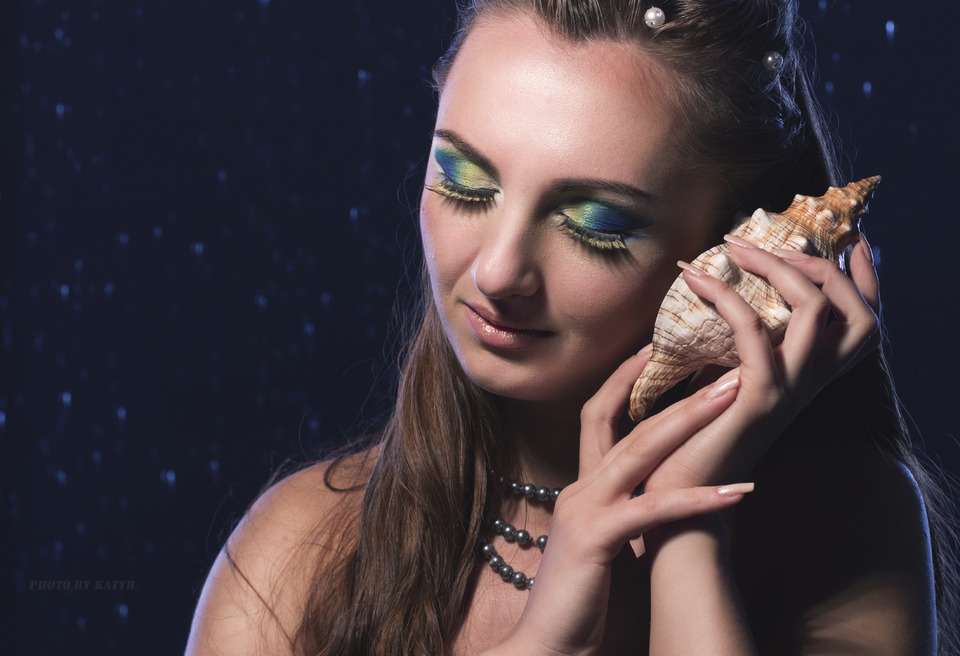 Girl with seashell | seashell, green shadow, redskined , dark background