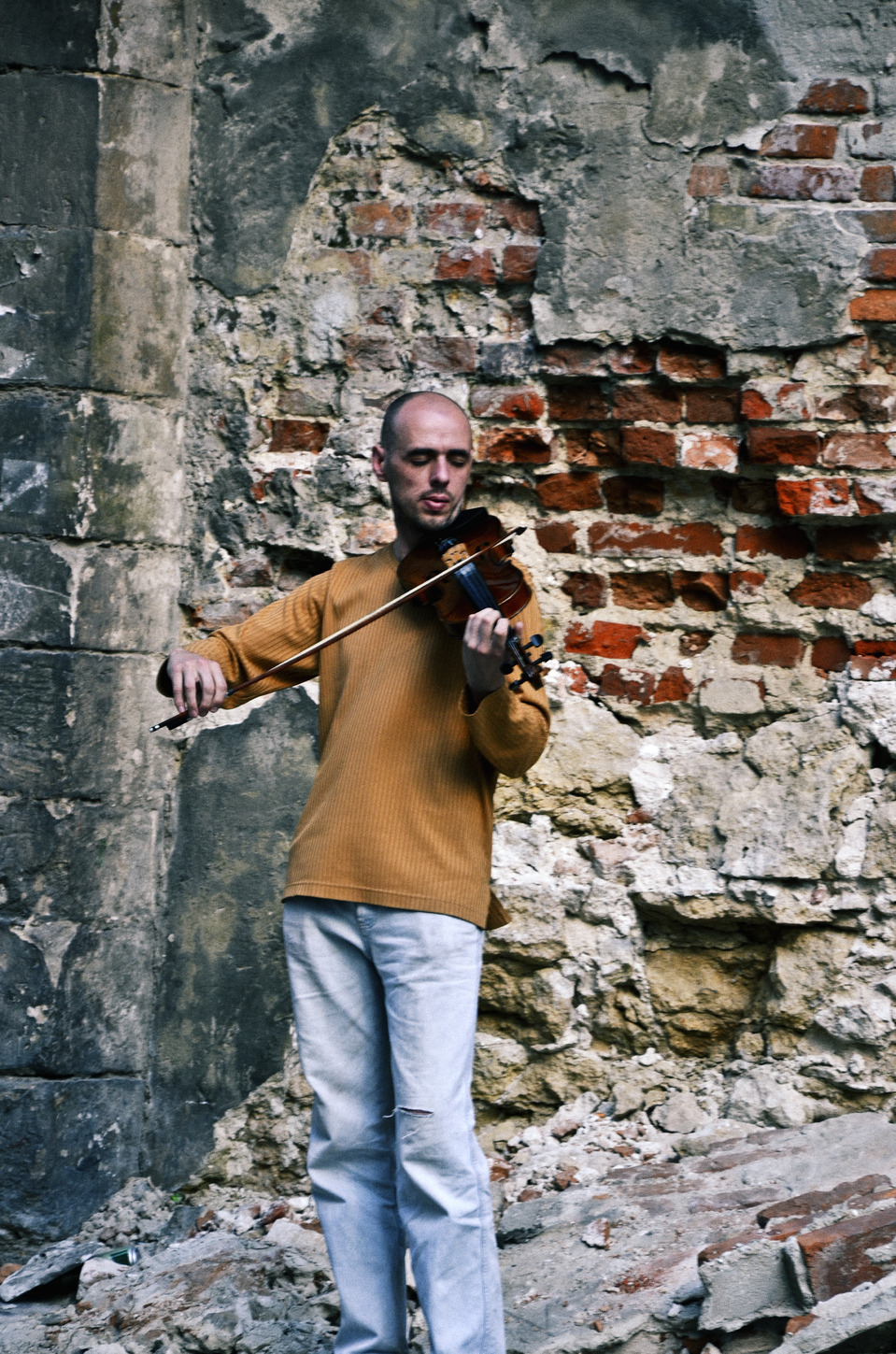 Poor violinist | violinist, broken wall, bald