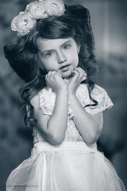 Photo from the past | little girl, bouffant, reses, black & white