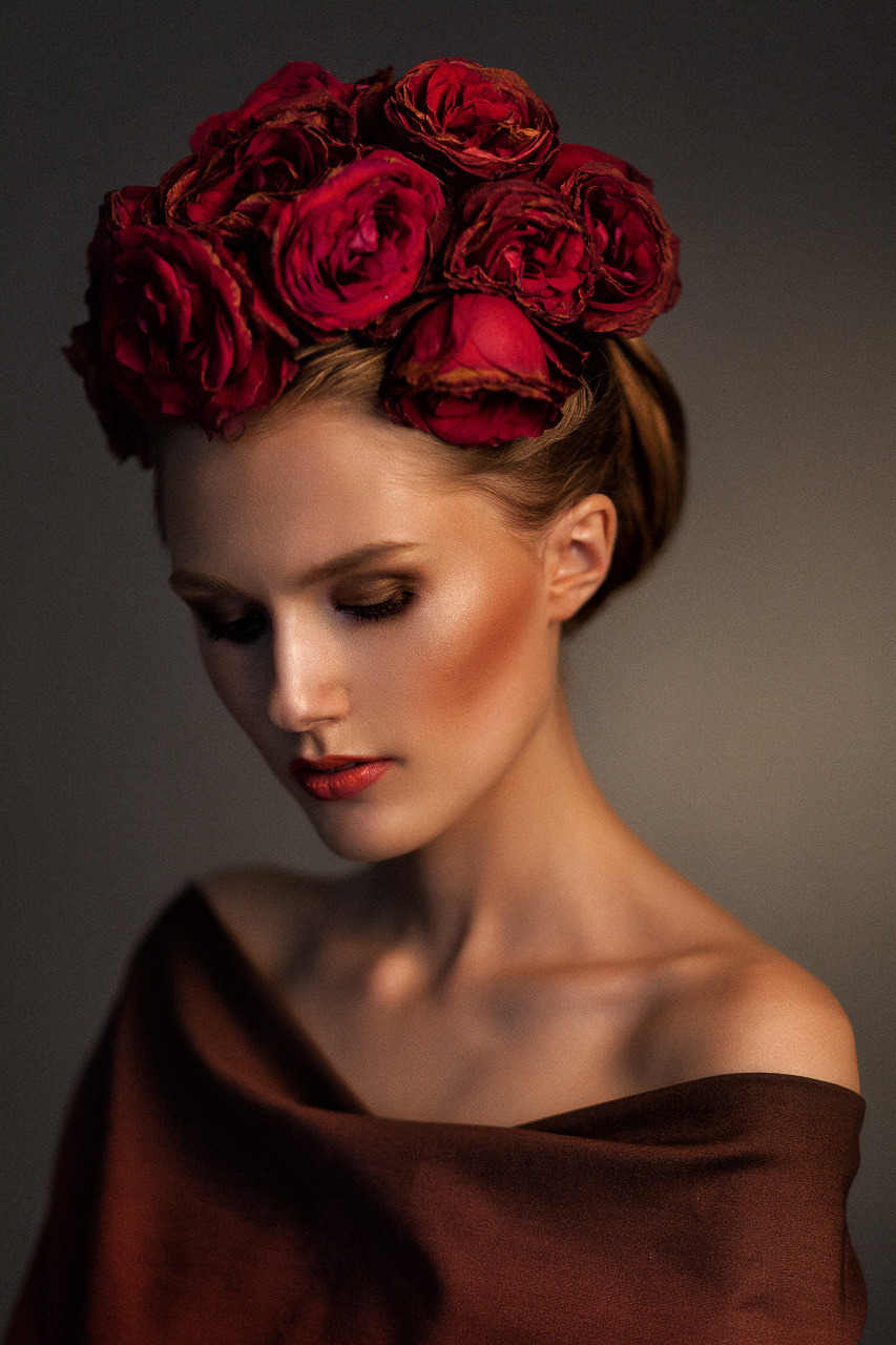 Hairdo with red roses | red roses, beautiful hairdo, cute cirl