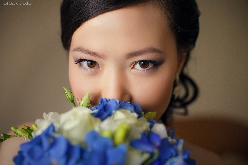 Portrait of a bride | portrait, woman , bride  , make-up, eyes, brunette , flowers  , bunch, blue, rose