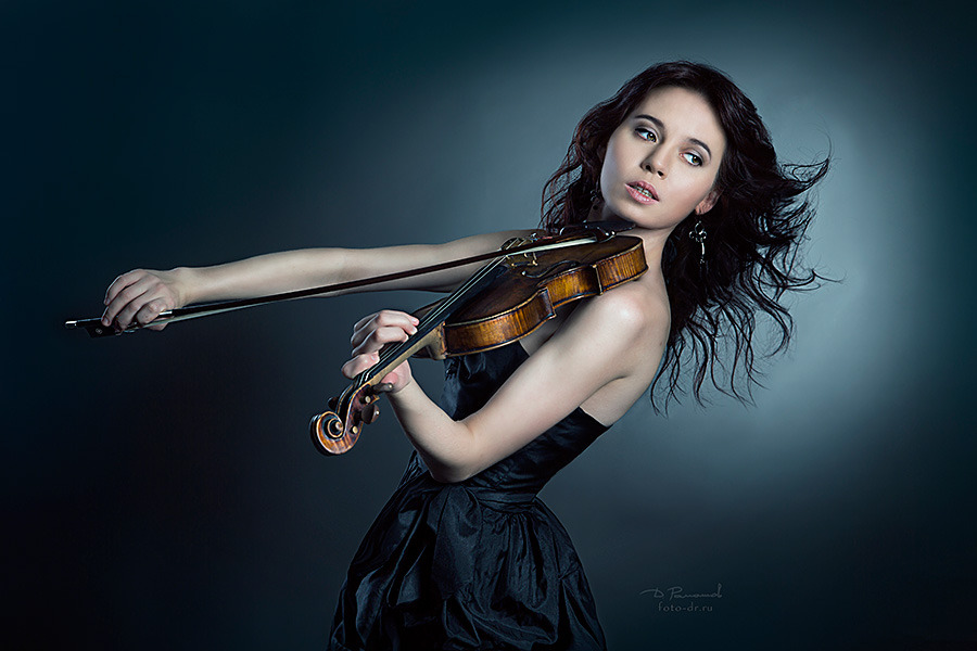 Violinist girl in short black dress makes some noise | violinist, musician, short dress, photoshoot