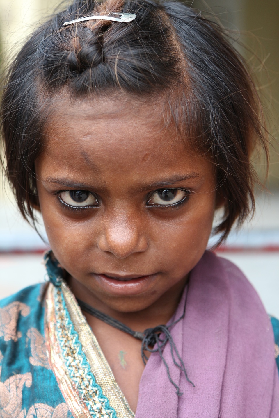 Girl with black eyes from India | India, portrait, model , little girl, black eyes, black hair, untidy, hairgrip, lace, dark skin