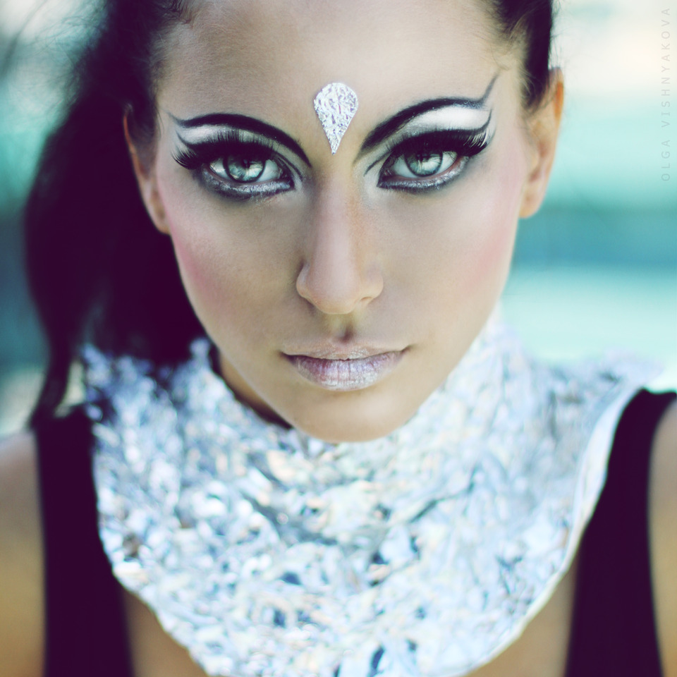 Indian style photoshoot | indian model, photoshoot, make-up, green eyes, foil