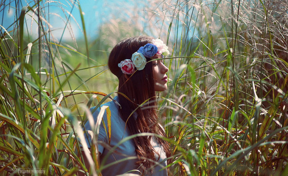 Environmental photo shoot  | environmental portrait, pretty girl, high grass, field