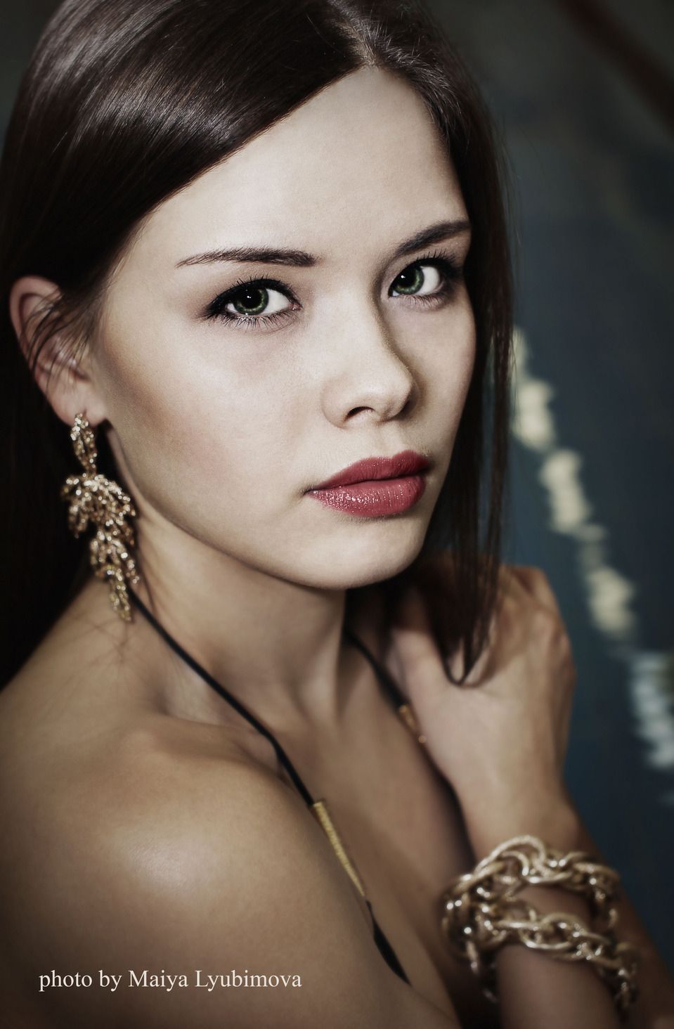 Beautiful girl with green eyes | portrait, model, girl, brunette, red lipstick, green eyes, perfect skin, ear-rings, bracelet, beautiful