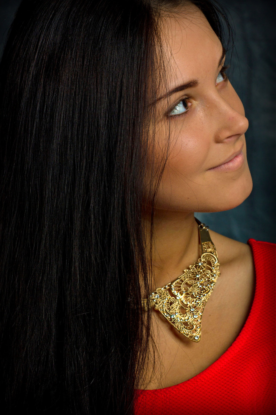 Girl wearing golden necklace | golden necklace, blue eyes, smile, red dress