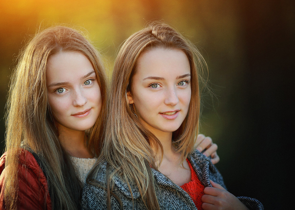 Pretty twins | portrait, models, girls, sisters, twins, long-haired, light brown hair, sunshine, natural, smile