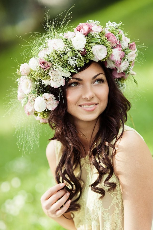 Girl wearing flower charplet | flower charplet, smile, pretty girl, environmental portrait