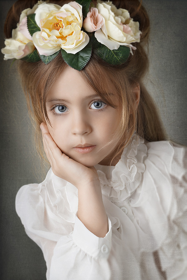 Child with flowers | child, blue eyes, rose, flowers