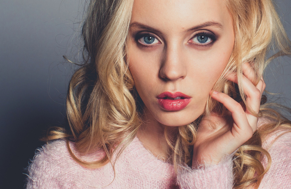 Full-face portrait of the beautiful blonde | portrait, model, girl, blonde, blue eyes, curls, pink pullover, make-up, face, full-face portrait