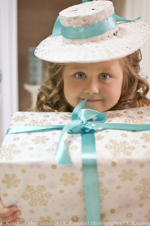 Pretty little girl with her present | portrait, model, little girl, blonde, pretty, hat, New Year, present, curls, smile