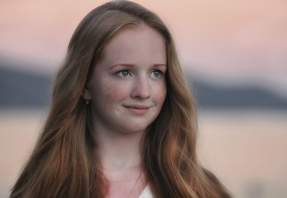 Freckled fe,ale model photoshoot outside | environmental portrait, freckled girl, river, shore, pink dusk